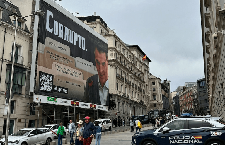 Vergüenza exprés: retiran en 12 horas una lona contra Sánchez frente al Congreso