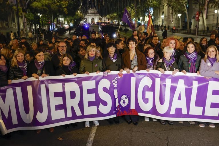 Prostitutas, enchufes y sueldos públicos: así funciona el PSOE S.A.