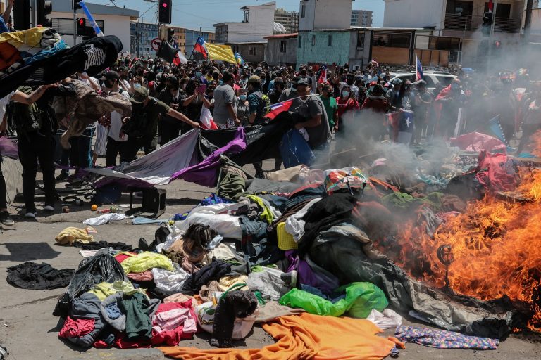 Protesta manipulada: cómo se utilizó a inmigrantes para incendiar la calle