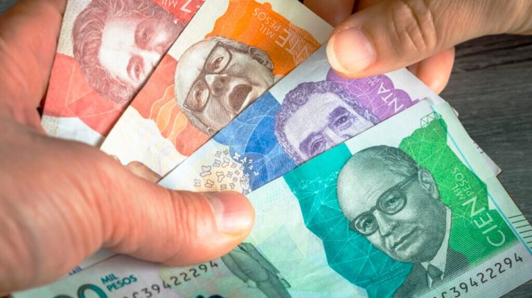 Tres mil euros por dos tuits: así compra el Gobierno la opinión en redes