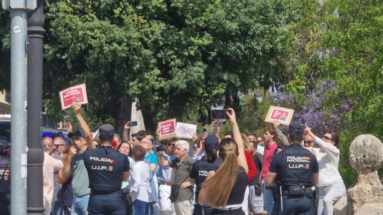 Valencia: un acto político sin víctimas reales y con abucheos en la calle