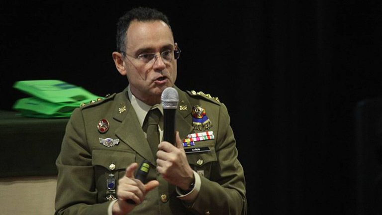 Entrevista al Coronel Baños: “Nos gobiernan a través del miedo, la manipulación y la ignorancia”