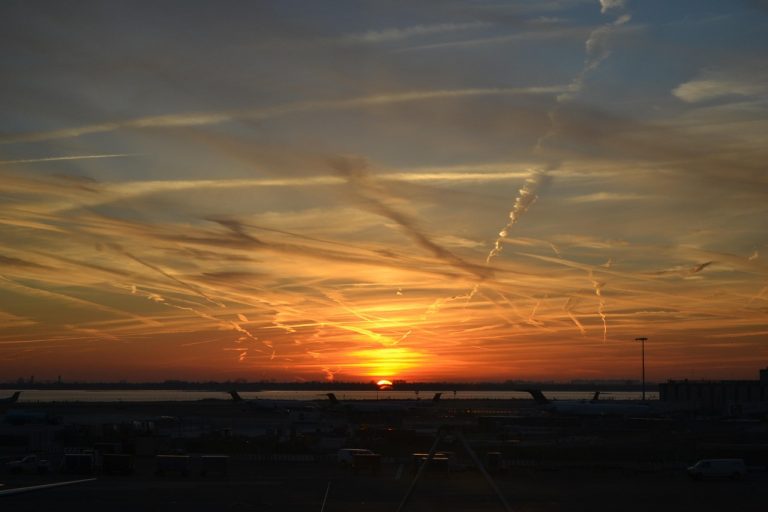 Lo que no quieren que mires: la verdad sobre las estelas del cielo