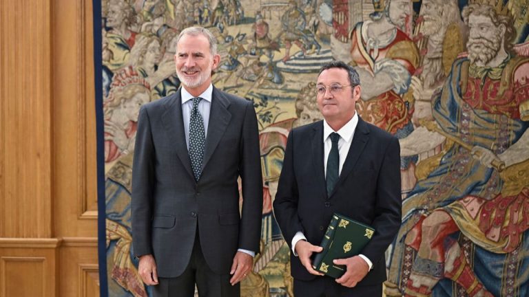 El rey Felipe y el fiscal general imputado: la sonrisa que indigna
