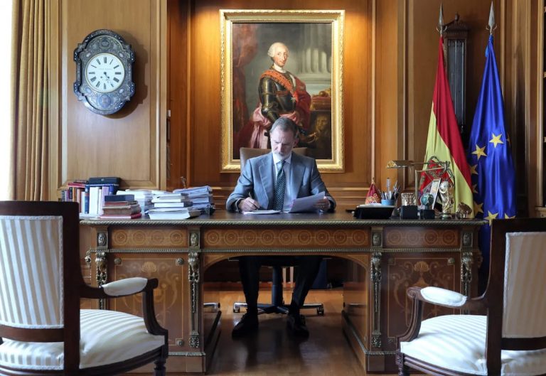 La corona atada de pies y manos frente a Sánchez