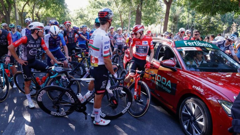 La Vuelta Ciclista tomada por violentos alentados por Sánchez