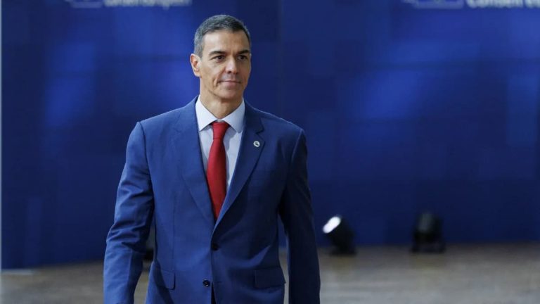 Sánchez llama “chiringuitos” a las universidades privadas, pero matricula a su hija en una de 13.000 euros al año