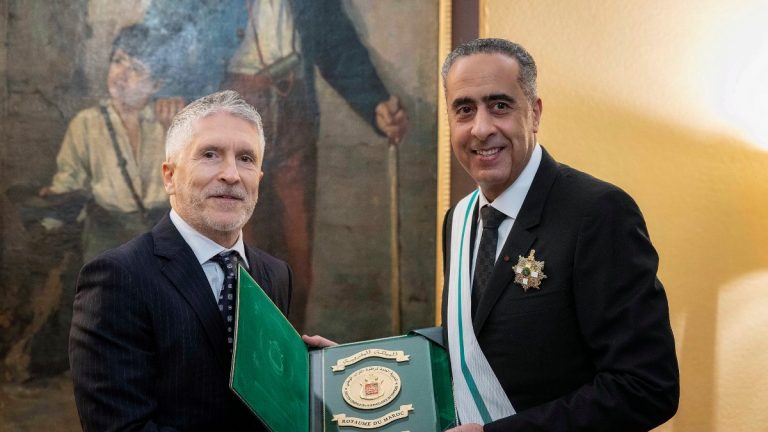 Marlaska condecora al jefe de los espías de Marruecos que lo espió con Pegasus