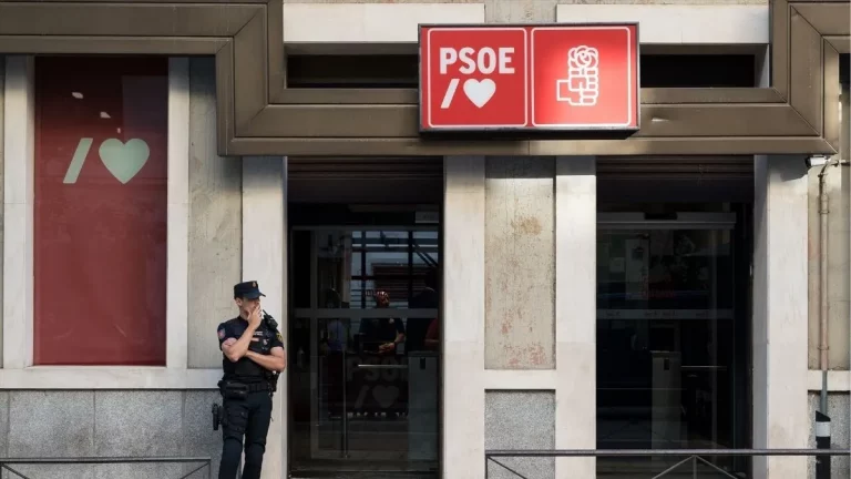 Oficina del PSOE con policía afuera.