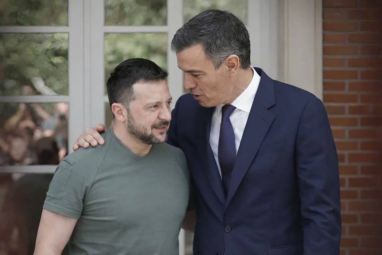 Servicios de inteligencia investigan si Sánchez recibe un porcentaje de sus ayudas a Zelensky