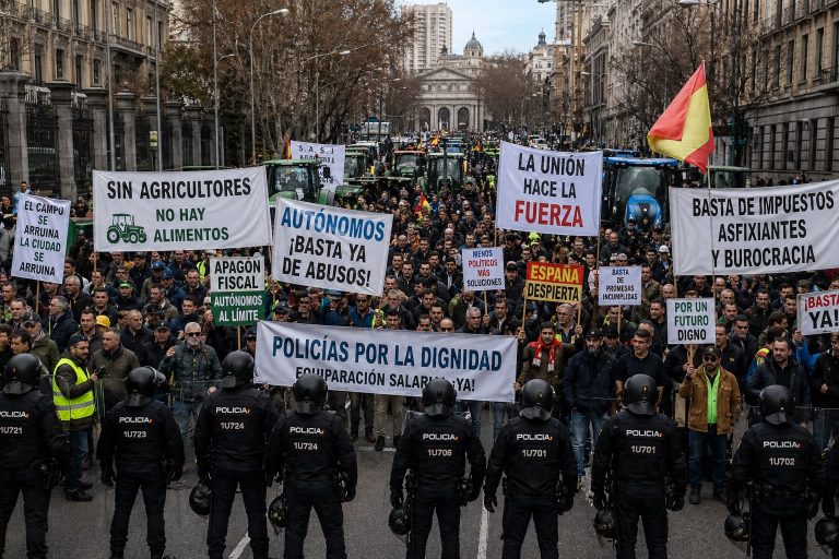 Algo se está preparando en Madrid: policías, agricultores y autónomos se organizan”