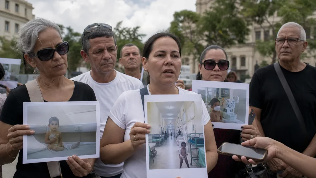 Silueta de una madre abrazando a su hijo en un entorno hospitalario precario, con un enfoque simbólico en la crisis de salud en Cuba y la necesidad de visibilidad internacional.