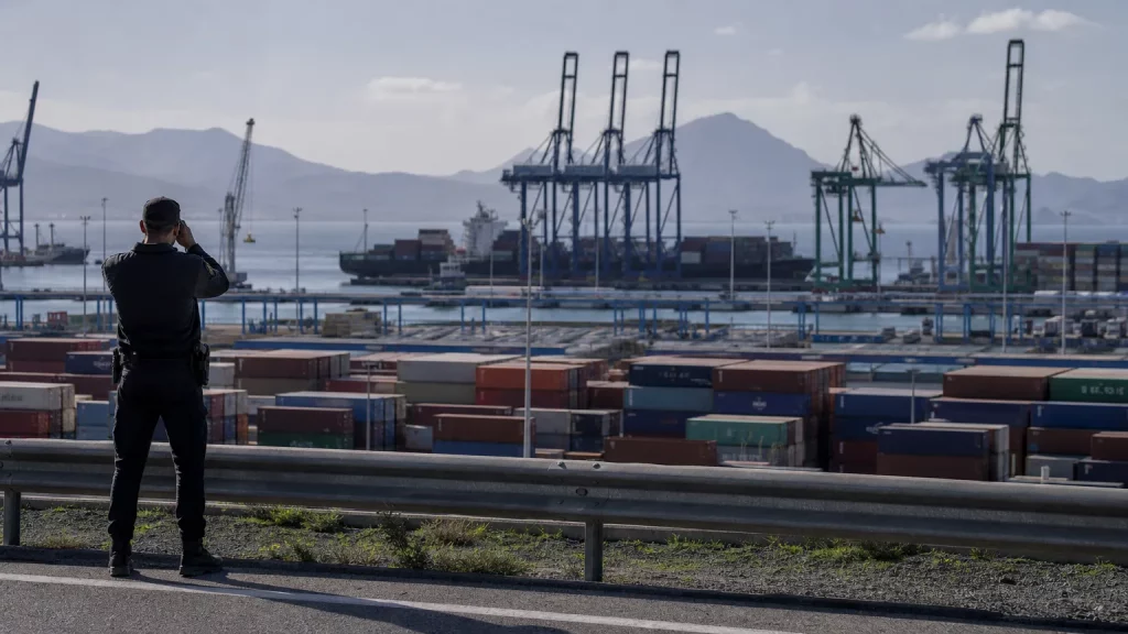 Puerto de Algeciras con contenedores y vigilancia de seguridad como símbolo del riesgo del narcotráfico en España