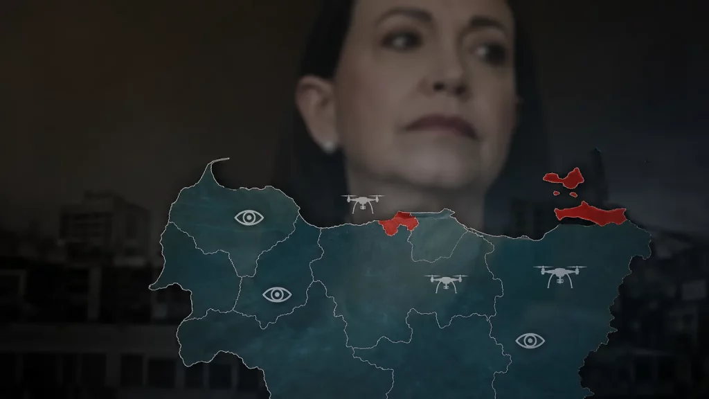 Representación conceptual de la vigilancia del régimen chavista sobre María Corina Machado en Venezuela, con mapas y símbolos de cámaras.