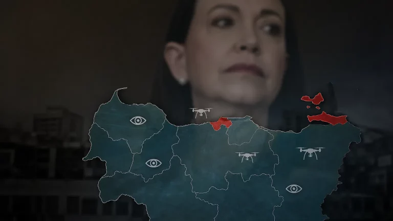Representación conceptual de la vigilancia del régimen chavista sobre María Corina Machado en Venezuela, con mapas y símbolos de cámaras.