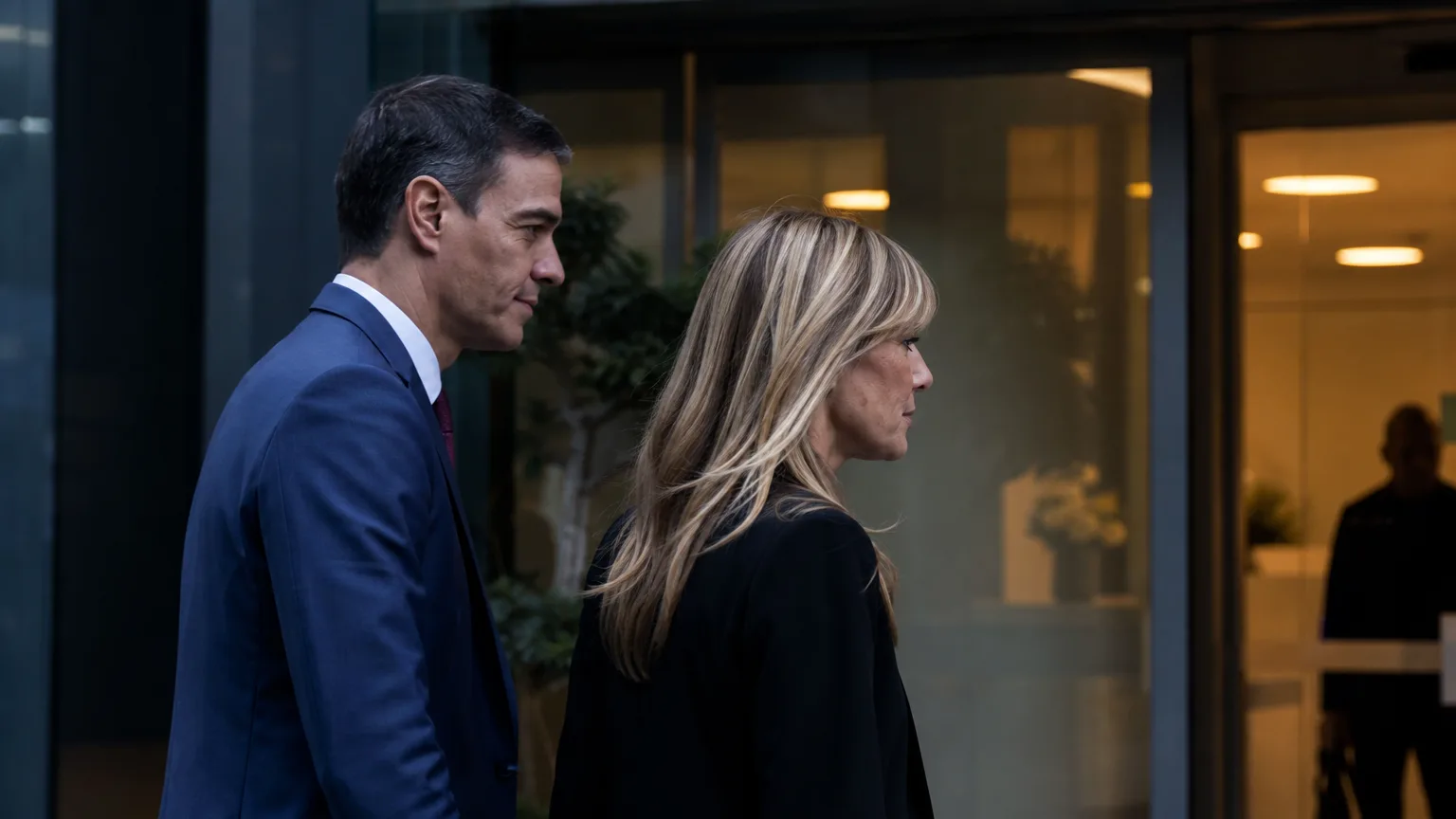 Pedro Sánchez y Begoña Gómez en las inmediaciones de una clínica privada, con un enfoque editorial que sugiere su uso mientras se critica la sanidad pública.