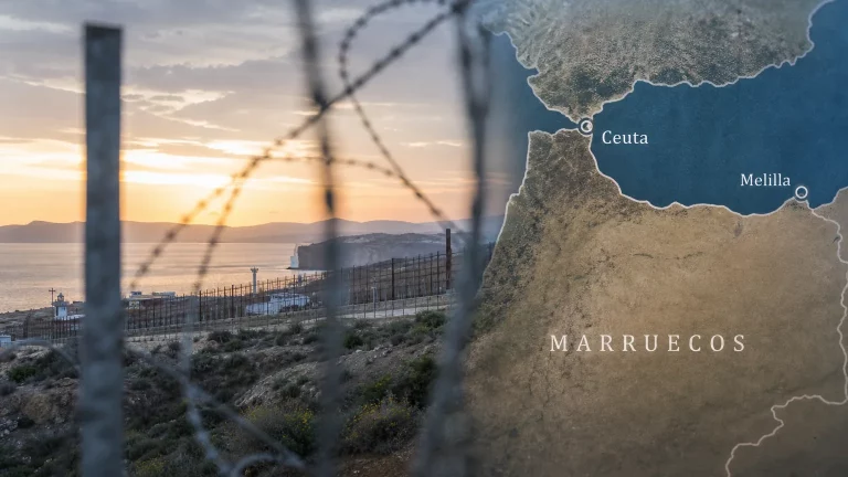 Representación editorial sobria de la frontera de Ceuta al amanecer, con una valla borrosa en primer plano y un mapa estilizado de la región que destaca la ubicación de Ceuta, Melilla y Marruecos. No hay personas identificables.