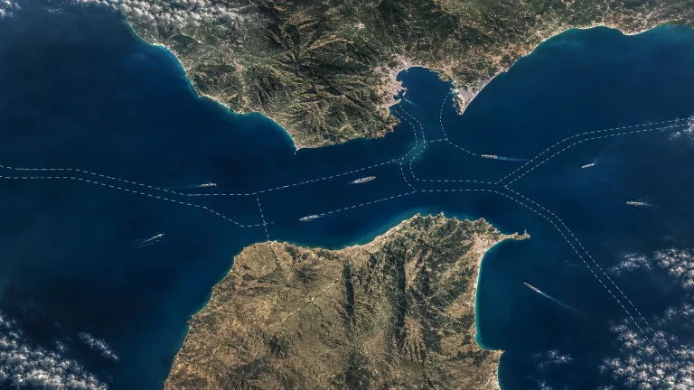 Vista aérea del Estrecho de Gibraltar con un mapa superpuesto mostrando las zonas de influencia y posibles fronteras marítimas.