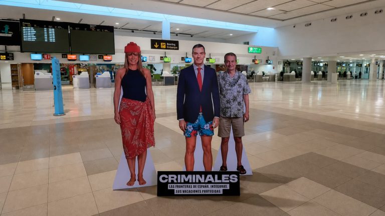 Hazte Oír lleva a Lanzarote su protesta contra Sánchez y Zapatero: “pasen a disposición judicial”