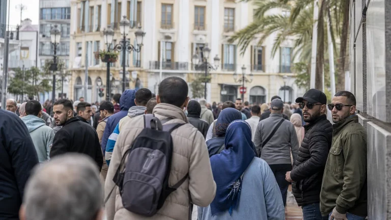 Agentes de inteligencia marroquí camuflados entre migrantes en Ceuta observando el terreno y las vulnerabilidades españolas.