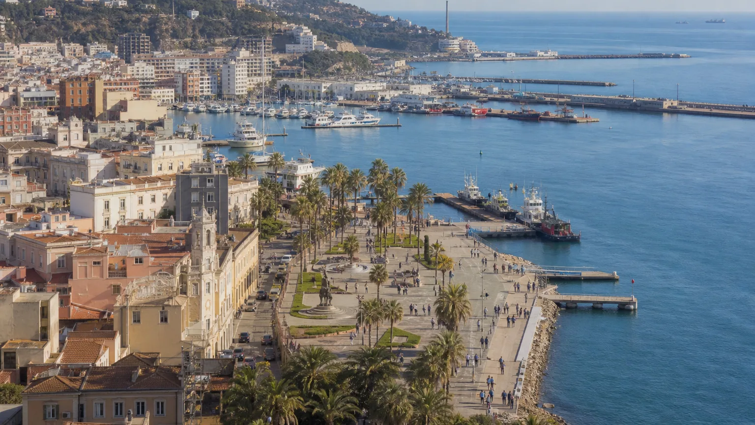 Vista panorámica de una ciudad costera española, como Ceuta o Melilla, con personas paseando en la distancia, simbolizando la vida cotidiana y la soberanía frente a decisiones políticas lejanas.