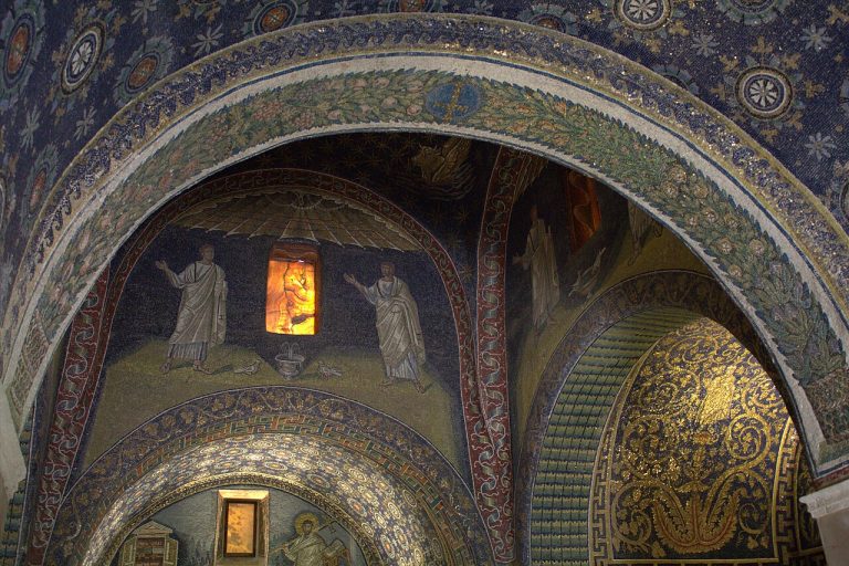 Mosaicos en el interior del Mausoleo de Gala Placidia en Rávena