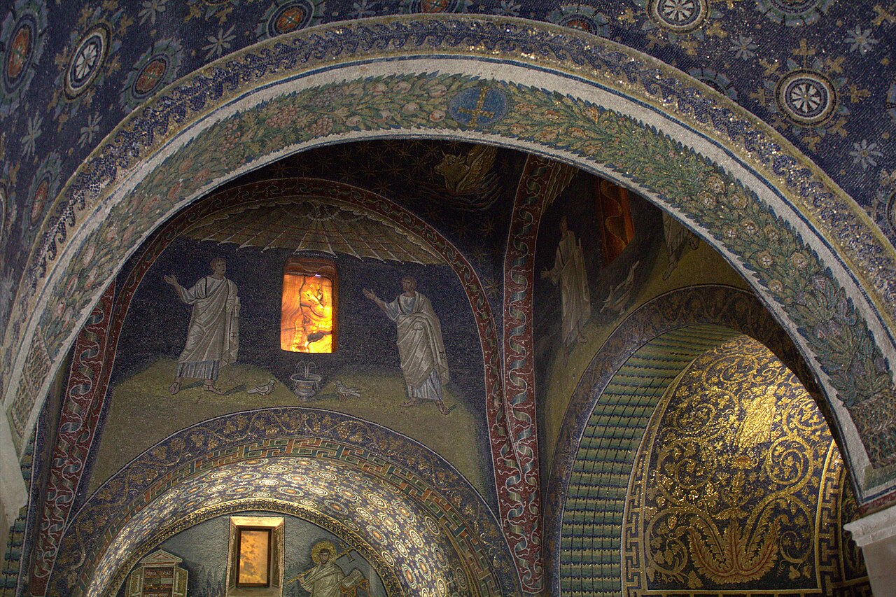 Mosaicos en el interior del Mausoleo de Gala Placidia en Rávena