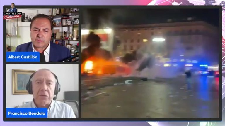 Albert Castillón entrevista al teniente coronel Francisco Bendala mientras el programa muestra imágenes de disturbios