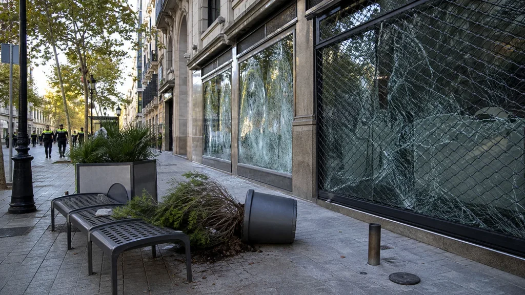 Calle de Barcelona afectada por altercados y disturbios juveniles